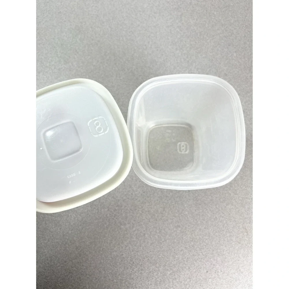 Vintage 1.8 pint Rubbermaid #8 Servin Saver‎ Square Storage Canister White Lid
